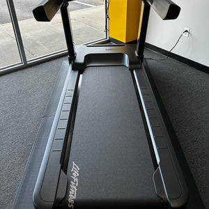 Life Fitness Club Series+ Treadmill - Black — [Display Model]