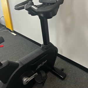 Life Fitness Club Series+ Upright Bike - Black — [Display Model]